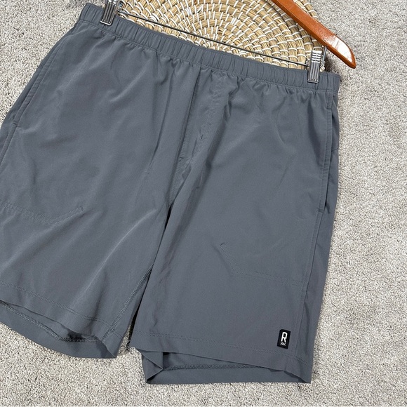 Rhone Men’s 7" Essentials Training Gym Short Pull On Unlined in Gray Size L - Picture 4 of 16